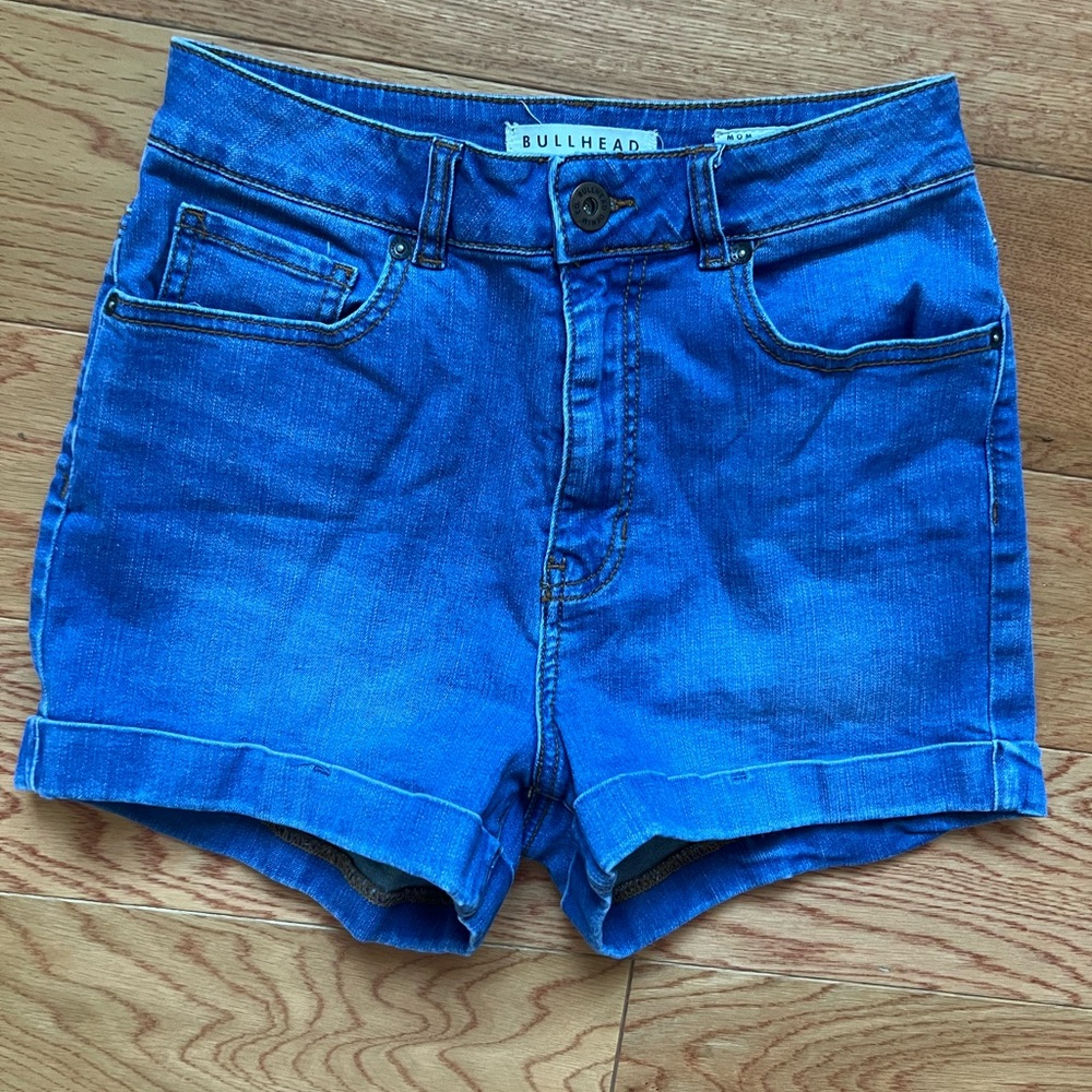 Bullhead denim co high rise mom shorts size 7 light wash